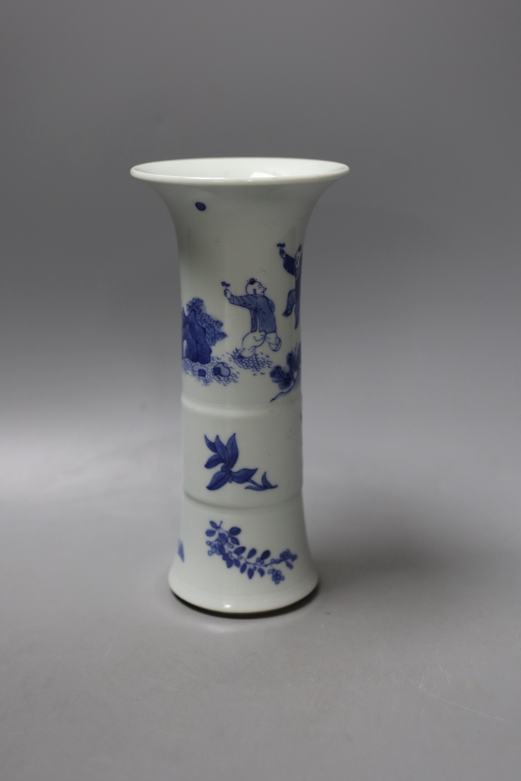 A Chinese blue and white gu vase. 21cm